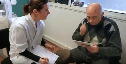 Photo d'une consultation ophtalmologique d'une personne âgée par une équipe de soins mobiles